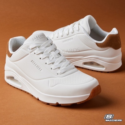 Ténis Skechers brancos com sola branca e detalhes castanhos