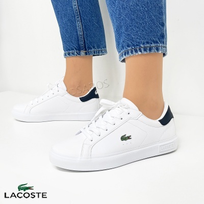 Ténis brancos Lacoste com detalhe azul escuro e crocodilo verde na lateral