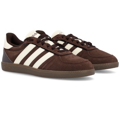 Ténis Adidas castanhos com três riscas brancas e sola translúcida castanha