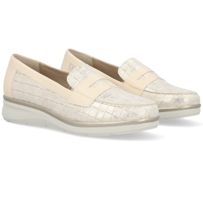 Mocassins femininos bege e branco com textura imitação pele de crocodilo