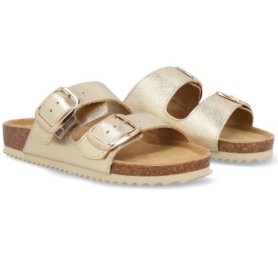 Sandálias douradas com fivelas e sola de cortiça sobre fundo branco