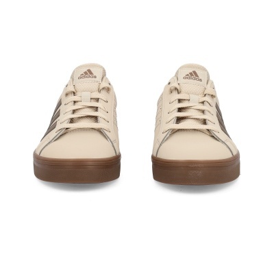 Sapatilhas Adidas bege com sola castanha vistas de frente