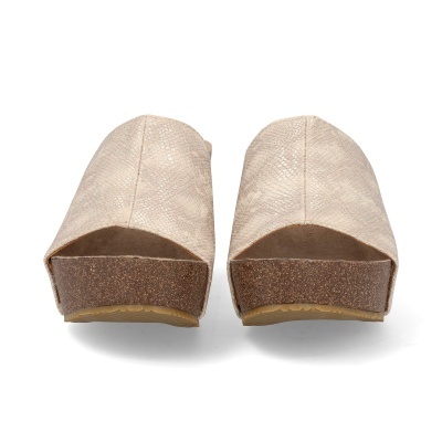 Chinelos bege com sola castanha vistos de frente sobre fundo branco