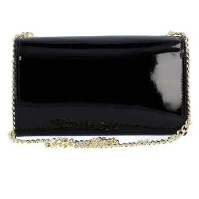 Mala preta brilhante com correia dourada de corrente