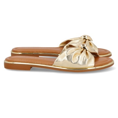 Chinelos dourados femininos com detalhe franzido e aplicação metálica.