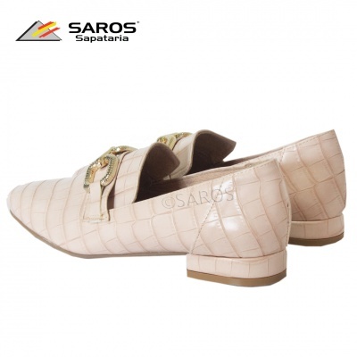 Sapatos femininos mocassim bege textura crocodilo com fivela dourada