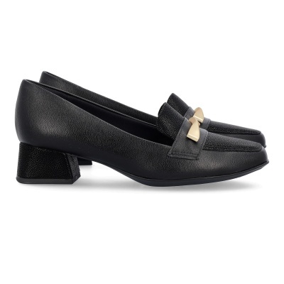 Sapatos mocassim pretos com detalhe dourado e salto baixo