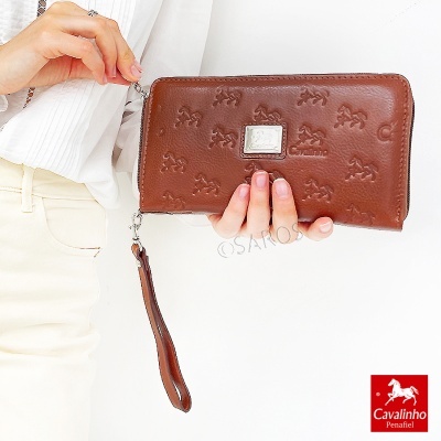 Carteira castanha Cavalinho Penafiel com padrão de cavalos em relevo e placa metálica