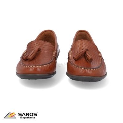 Sapatos castanhos de couro com borlas e costuras visíveis