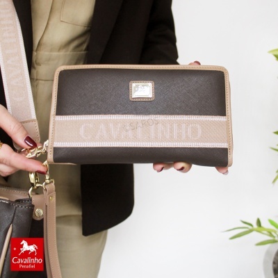 Carteira Cavalinho castanha com detalhes beje e fechos dourados