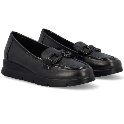 Mocassins pretos em pele com sola preta e fivelas metálicas pretas