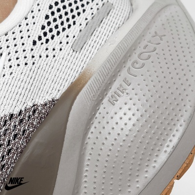 Sapatilha branca Nike com malha preta e sola texturada com NIKE REACT