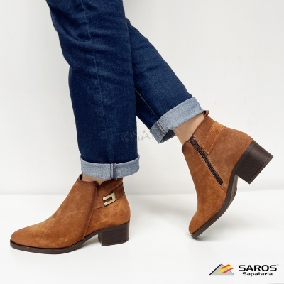 Botas camurça castanhas com salto médio em cima de fundo branco