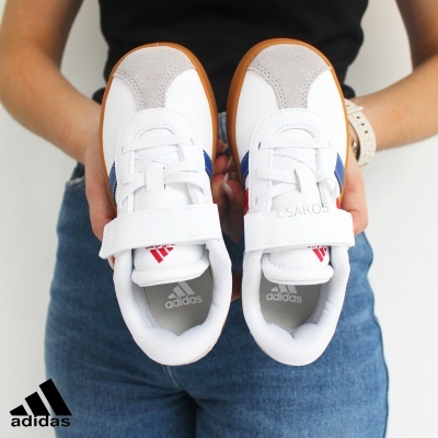 Ténis Adidas brancos com sola castanha e fecho de velcro