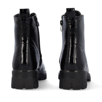 Botas pretas de couro verniz com padrão cobra e solado grosso