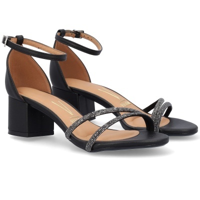 Sandálias pretas com tiras de strass e salto quadrado