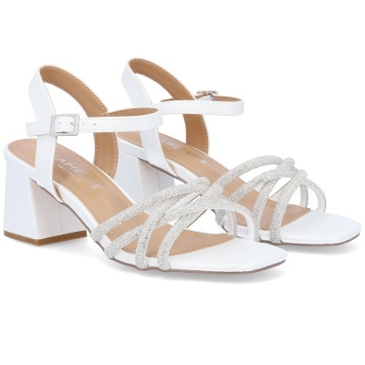 Sandálias brancas com tiras finas brilhantes e salto médio