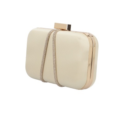 Mala de mão tipo clutch bege com fecho dourado e alça em corrente brilhante