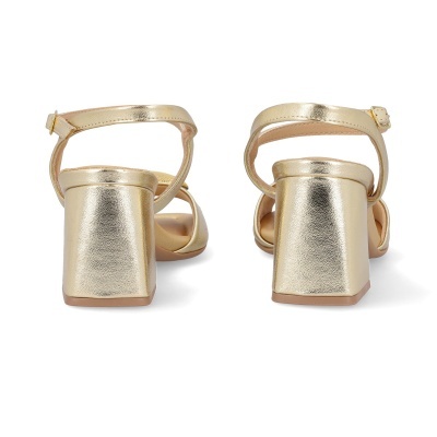 Sandálias douradas com salto bloco médio e tiras ajustáveis