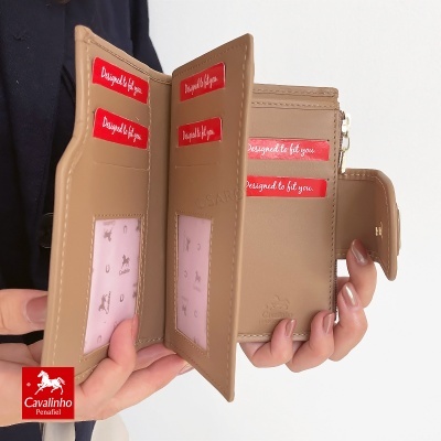 Carteira bege em pele com etiquetas vermelhas e compartimentos para cartões