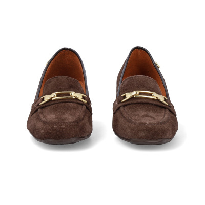 Mocassins castanhos em camurça com detalhe dourado