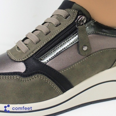 Tênis de senhora verde-oliva com fecho de correr lateral e atacadores.