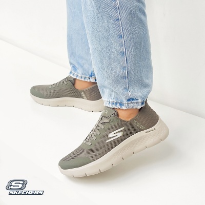 Ténis Skechers tecido malha cinza esverdeado com sola branca e logo S lateral