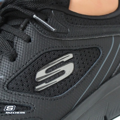 Ténis preto Skechers com logótipo 'S' prateado e textura quadriculada