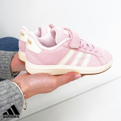 Ténis infantis Adidas rosa e branco com três riscas laterais e velcro.