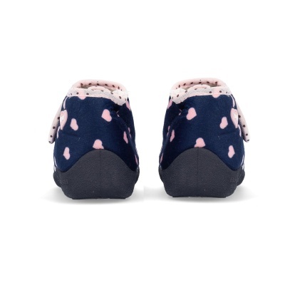 Chinelos infantis azul escuro com corações cor-de-rosa, vistos de trás