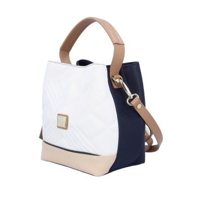 Mala de mão feminina branca acolchoada com detalhes bege e azul escuro
