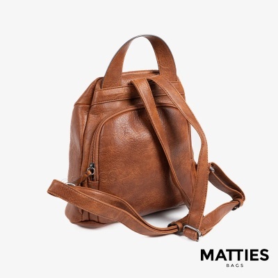 Mochila castanha em pele sintética com alças ajustáveis