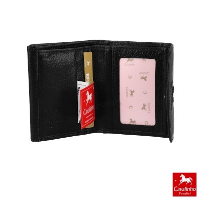 Carteira preta em couro aberta mostrando divisórias para cartões e janela transparente com padrão Cavalinho