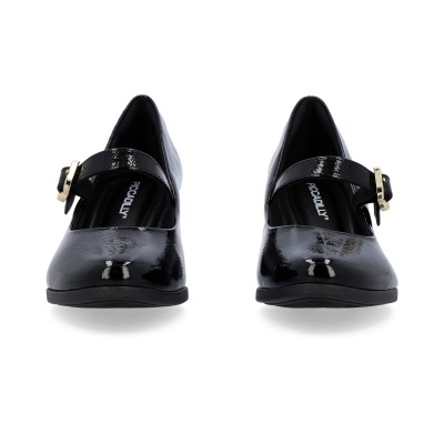 Sapatos pretos de verniz com fivela dourada e interior preto