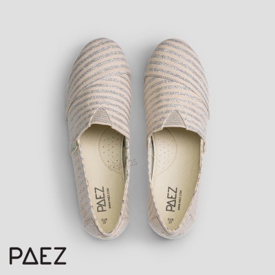 Alpercatas PAEZ bege com riscas cinzentas e sola clara em fundo cinzento