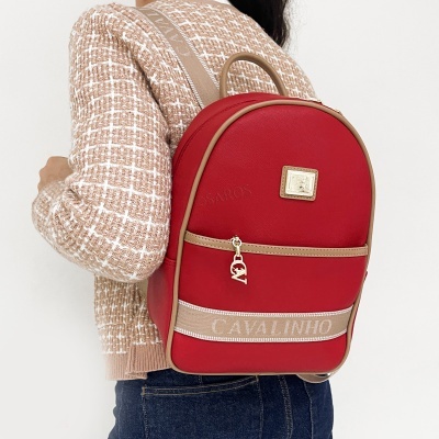 Mochila vermelha com detalhes castanhos e faixa bege com texto Cavalinho