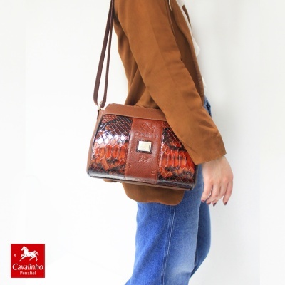 Mala de ombro Cavalinho castanha com padrão pele de cobra e alça ajustável
