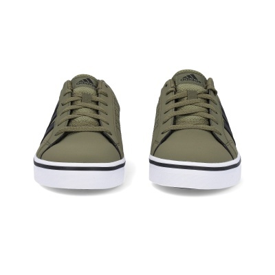 Sapatilhas Adidas verdes com riscas pretas e sola branca