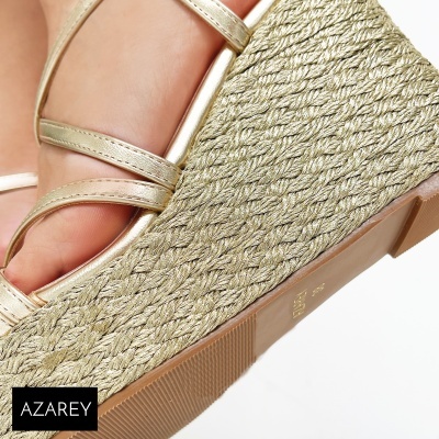 Sandália plataforma dourada com palha trançada