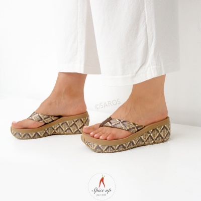 Chinelos femininos de cunha dourados com padrão geométrico e tiras largas