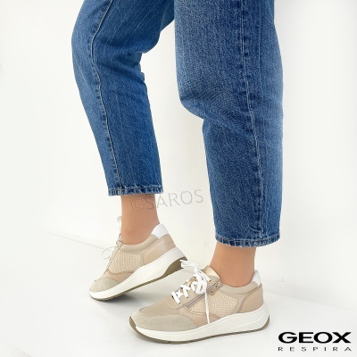 Ténis Geox bege e branco com sola branca e calças de ganga azul