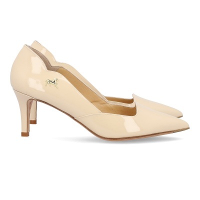 Sapatos de salto alto bege em verniz com detalhe dourado