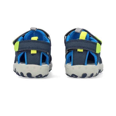 Sandálias azuis para criança vista de trás