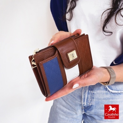 Carteira feminina castanha e azul com detalhes em branco com placa dourada