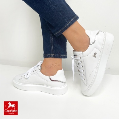 Ténis brancos em pele com detalhes prateados e logo Cavalinho na lateral