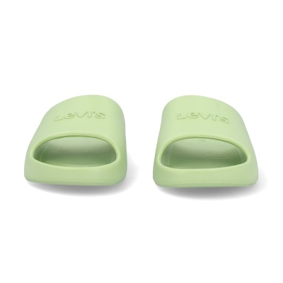 chinelos verdes claros de borracha com logo Levis em relevo