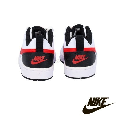 Par de sapatilhas Nike brancas com detalhes em preto e vermelho vistas de trás