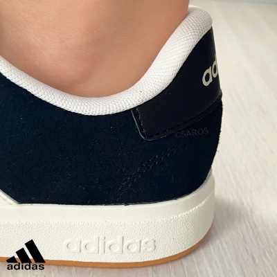 Calcanhar de ténis Adidas preto e branco com logo