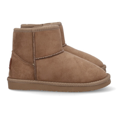 Botas castanhas de camurça com sola castanha antiderrapante.