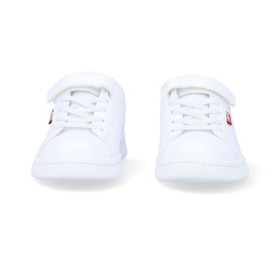Sapatilhas brancas com atacadores e tira de velcro e etiqueta Levis vermelha.